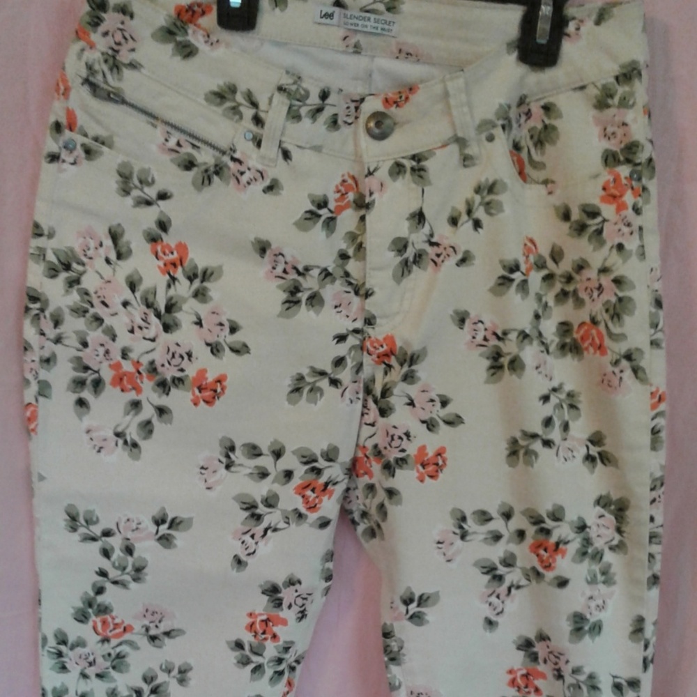 🌿 Capris -  Lee Slender Secret Floral Capris